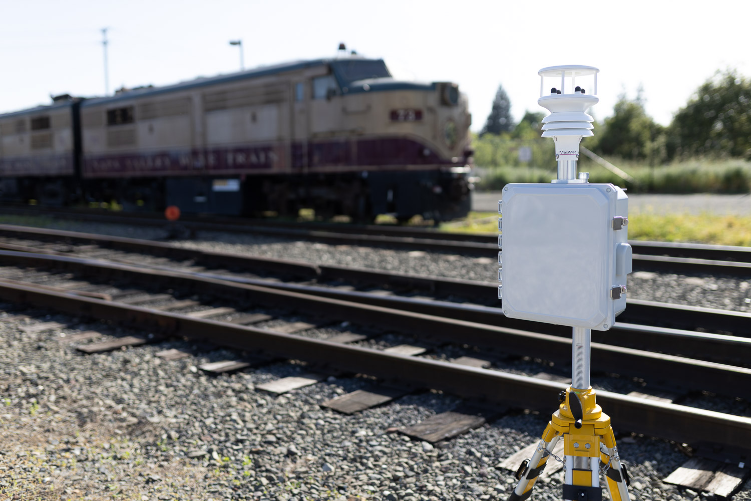 MODULAIR-UFP device near railroad with weather station attached